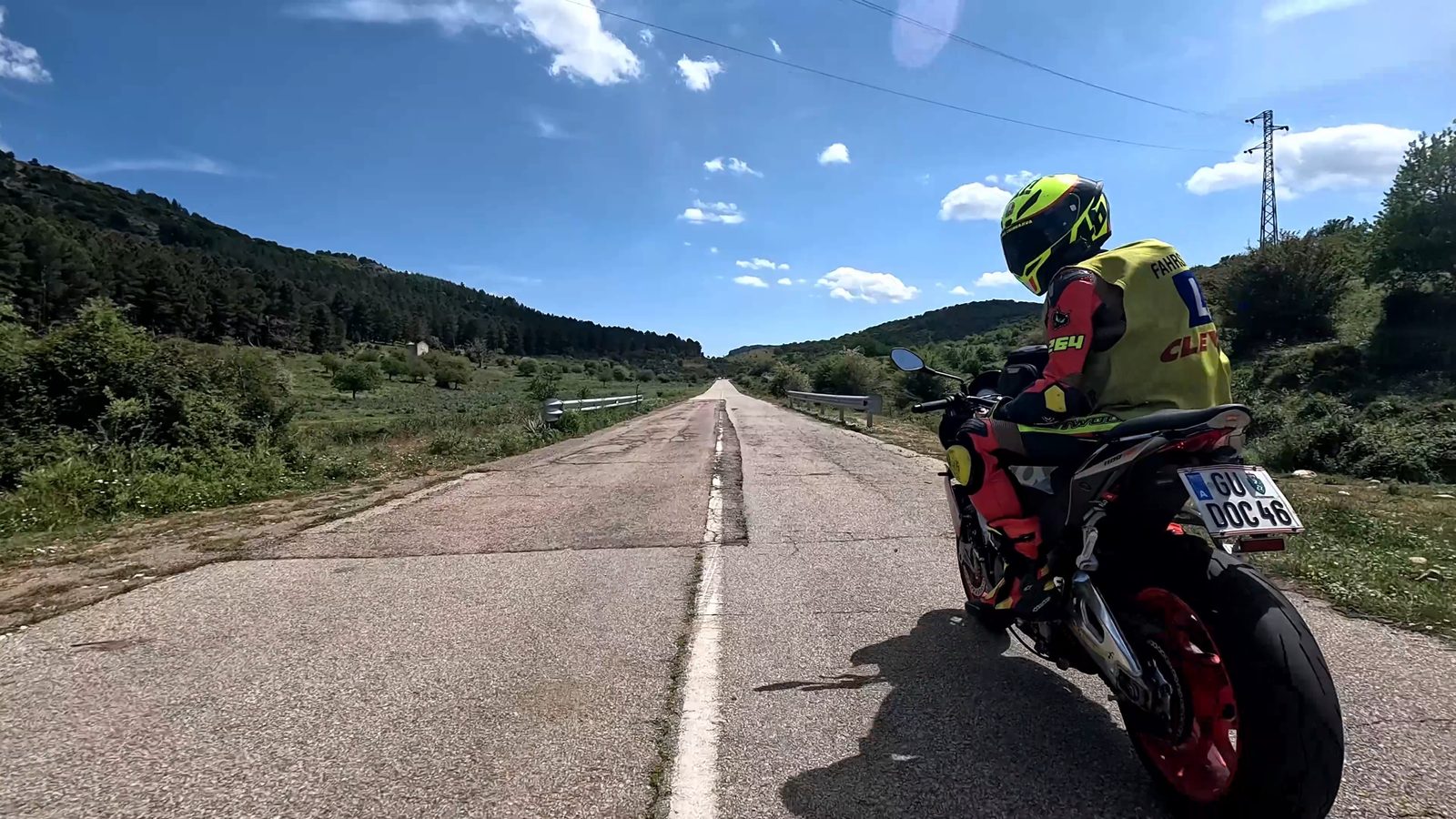 Harry auf dem Motorrad auf einer leeren Landstraße