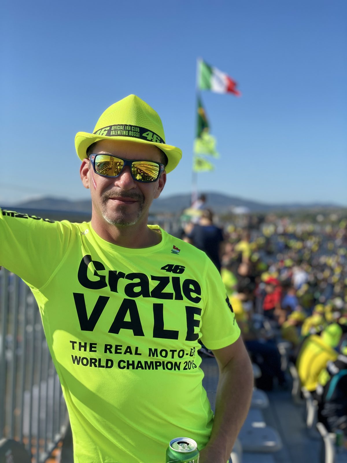 Harry in Gelb mit Grazie-Vale-Shirt unter den Valentino-Rossi-Fans